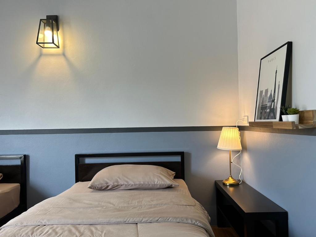 Postel nebo postele na pokoji v ubytování บ้านสุขซอย5