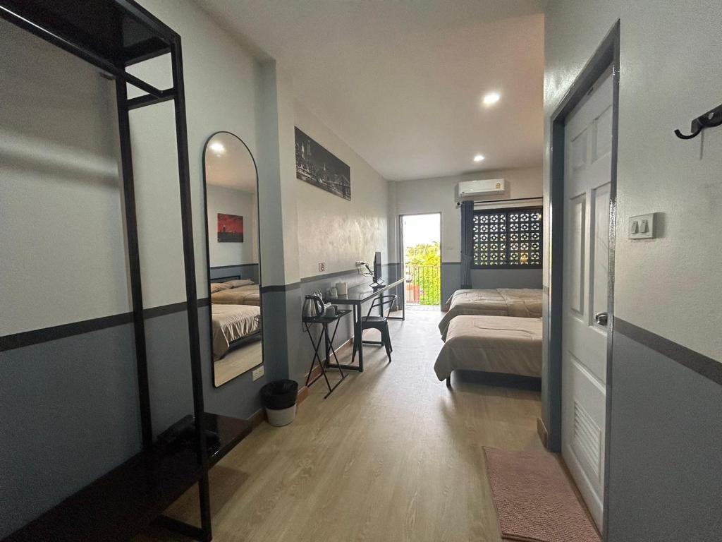 Postel nebo postele na pokoji v ubytování บ้านสุขซอย5