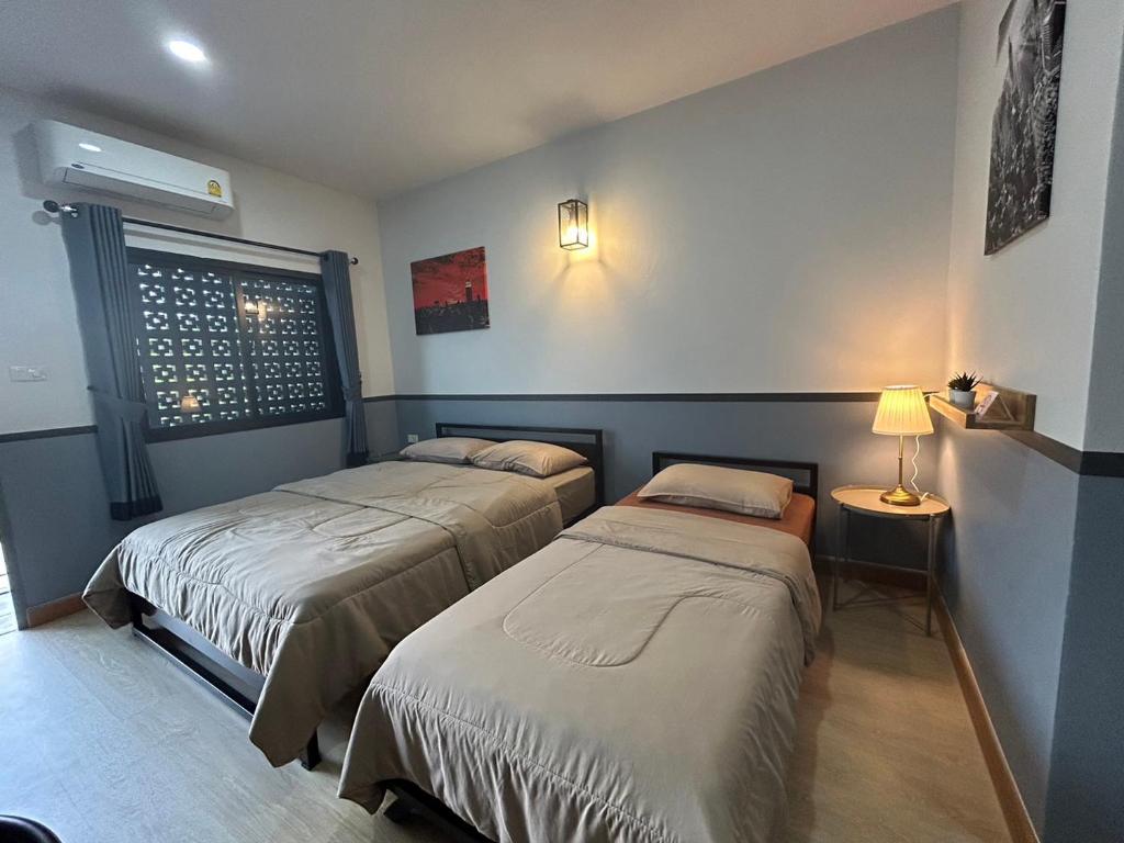 Postel nebo postele na pokoji v ubytování บ้านสุขซอย5