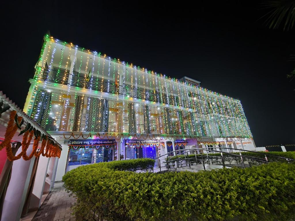 Aurangābād的住宿－New Gurudeo Basera And Family Restaurant，一座晚上有圣诞灯的建筑