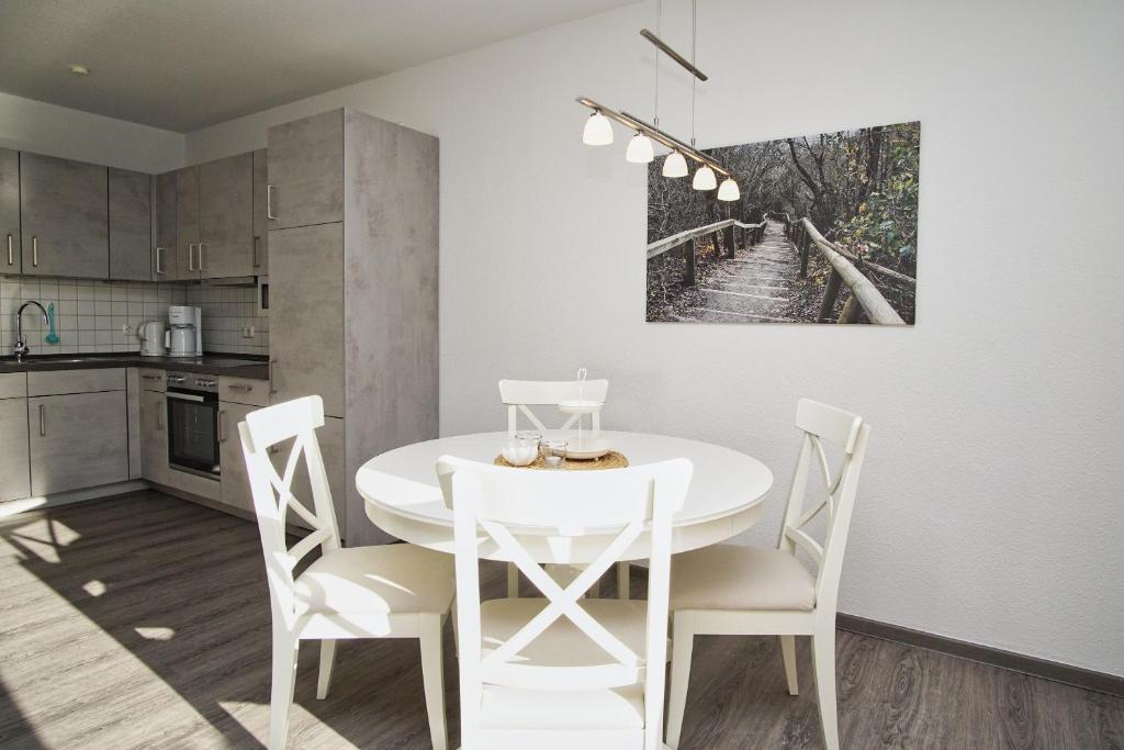 Kuchyň nebo kuchyňský kout v ubytování Hafenhäuser Breege FeWo 05 - Balkon