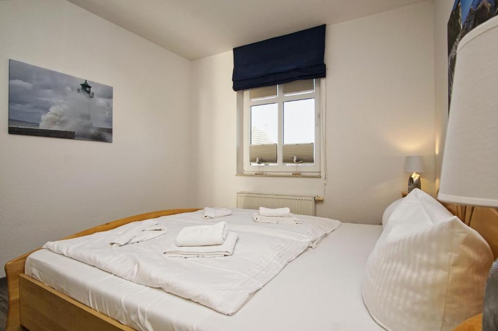 Postel nebo postele na pokoji v ubytování Hafenhäuser Breege FeWo 05 - Balkon