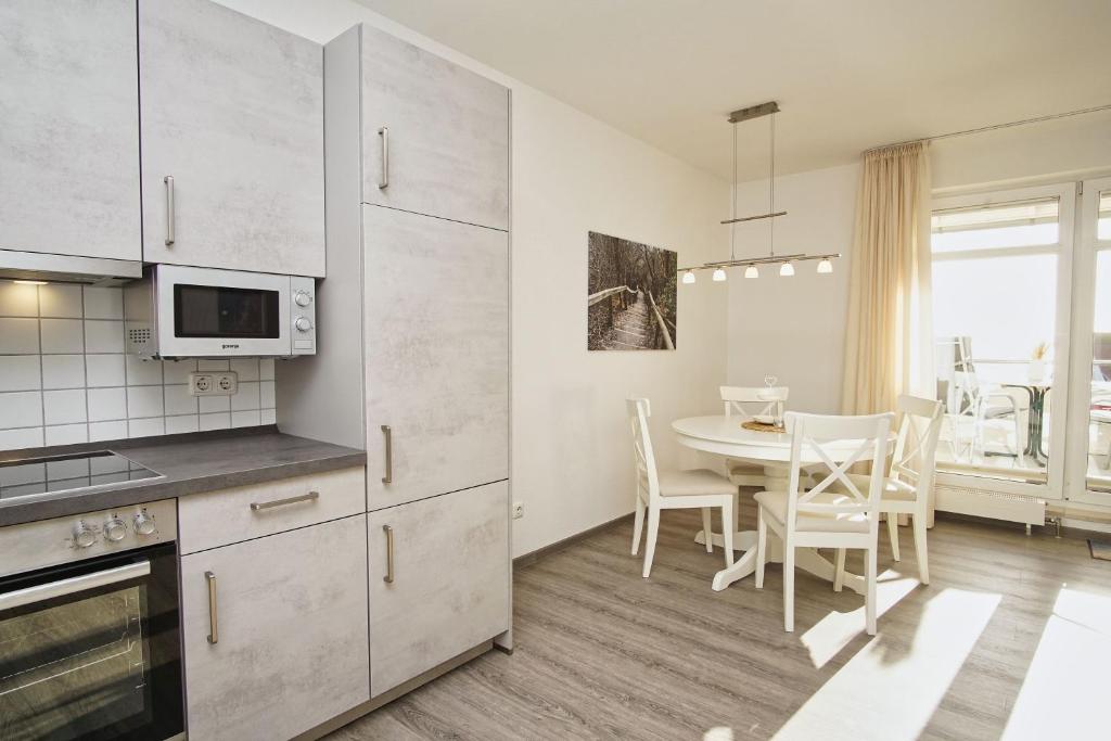 Kuchyň nebo kuchyňský kout v ubytování Hafenhäuser Breege FeWo 05 - Balkon