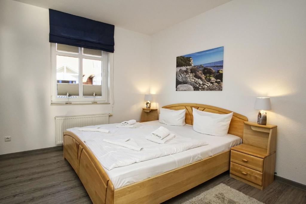 Postel nebo postele na pokoji v ubytování Hafenhäuser Breege FeWo 05 - Balkon