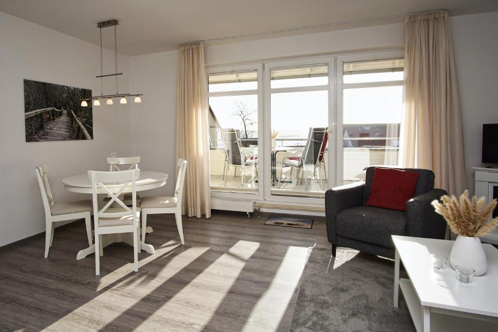 TV a/nebo společenská místnost v ubytování Hafenhäuser Breege FeWo 05 - Balkon