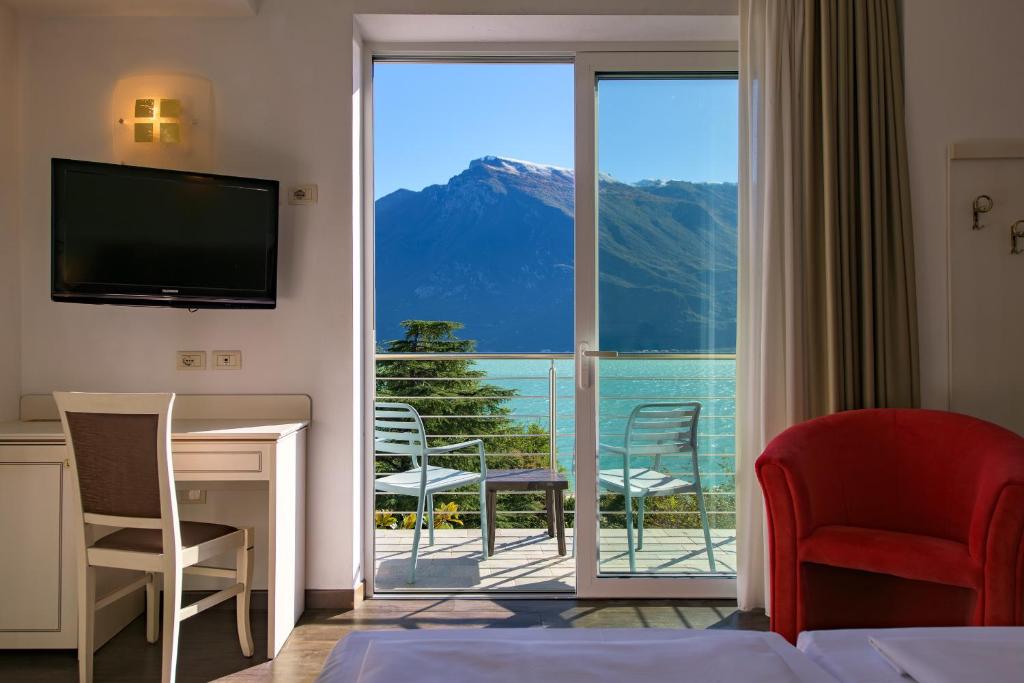 リモーネ・スル・ガルダにあるHotel Sogno del Benacoの山の景色を望むホテルルーム
