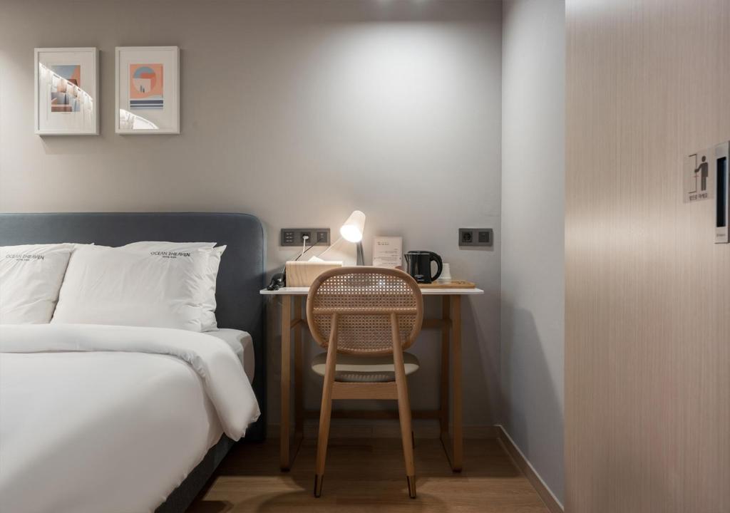 Nampo Ocean2Heaven Hotel& Spa房間的床