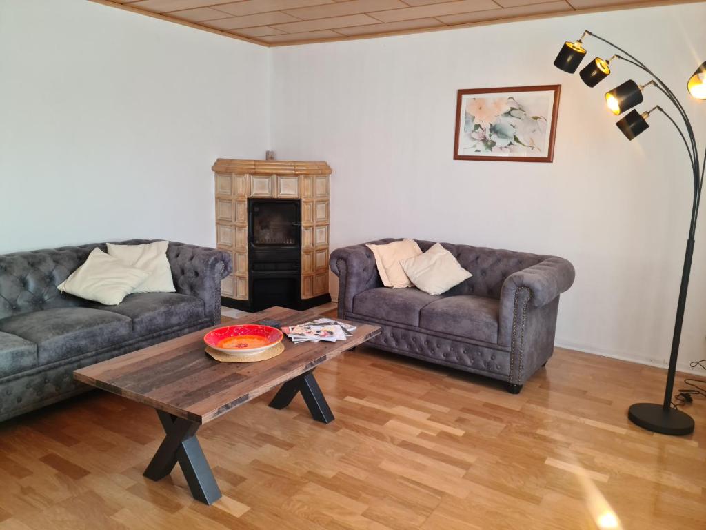 uma sala de estar com dois sofás e uma mesa de centro em FerienGnevkow45 - Mit dem Zug direkt ins Grüne - Entspannung inklusive em Gnevkow