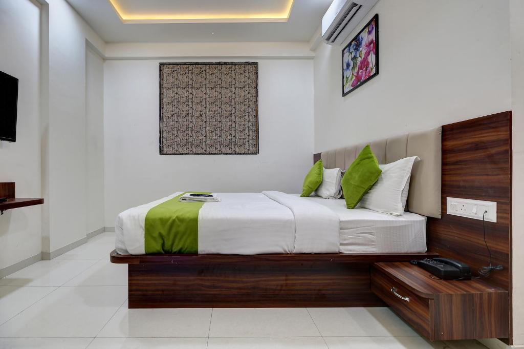 Postel nebo postele na pokoji v ubytování Hotel StayBird - Nest, Kharadi