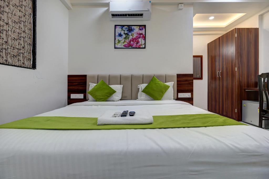 Postel nebo postele na pokoji v ubytování Hotel StayBird - Nest, Kharadi