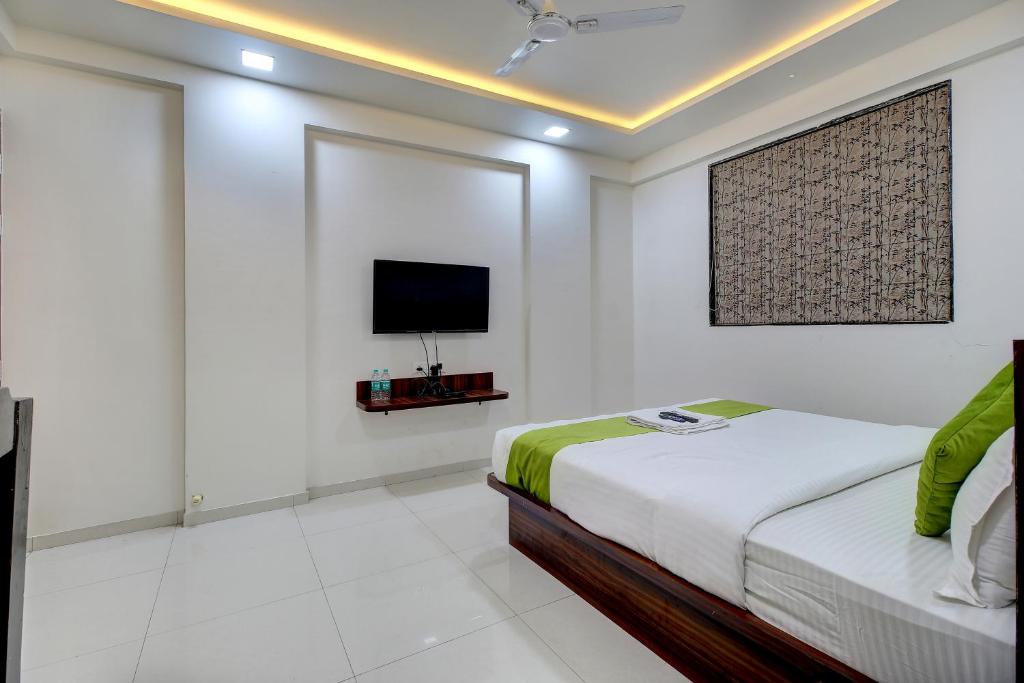 TV a/nebo společenská místnost v ubytování Hotel StayBird - Nest, Kharadi