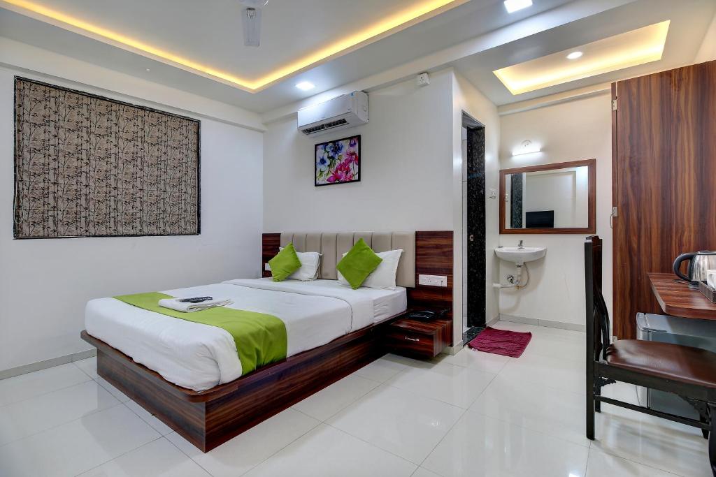 Postel nebo postele na pokoji v ubytování Hotel StayBird - Nest, Kharadi