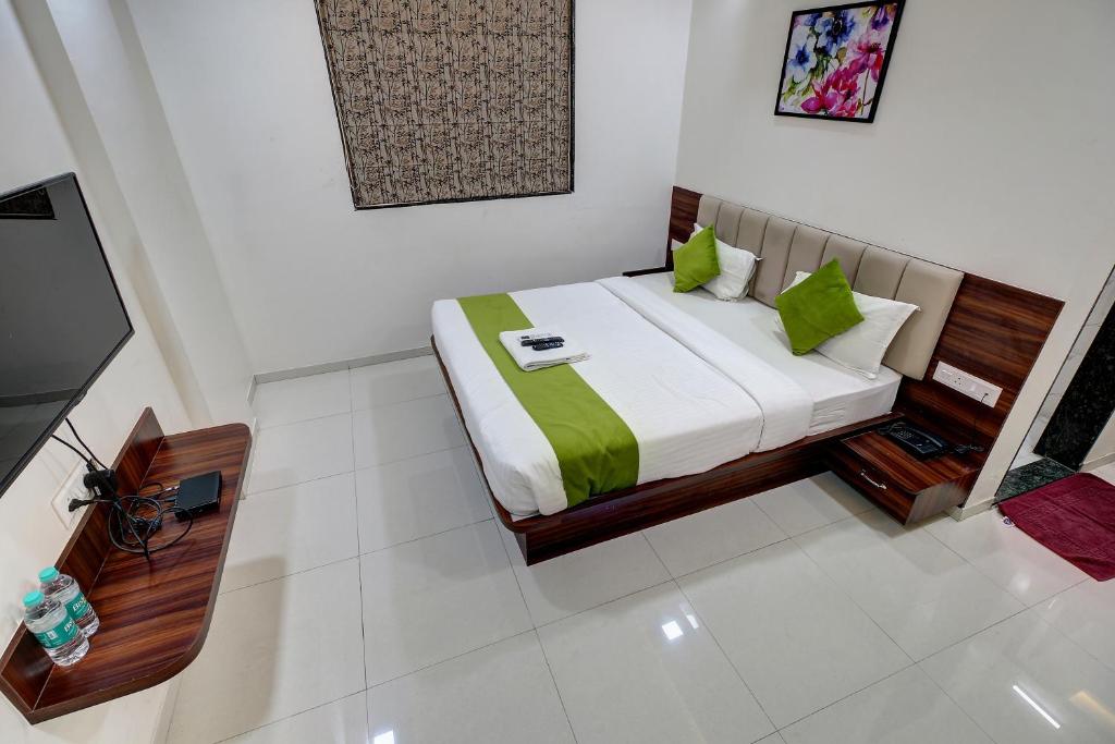 Postel nebo postele na pokoji v ubytování Hotel StayBird - Nest, Kharadi