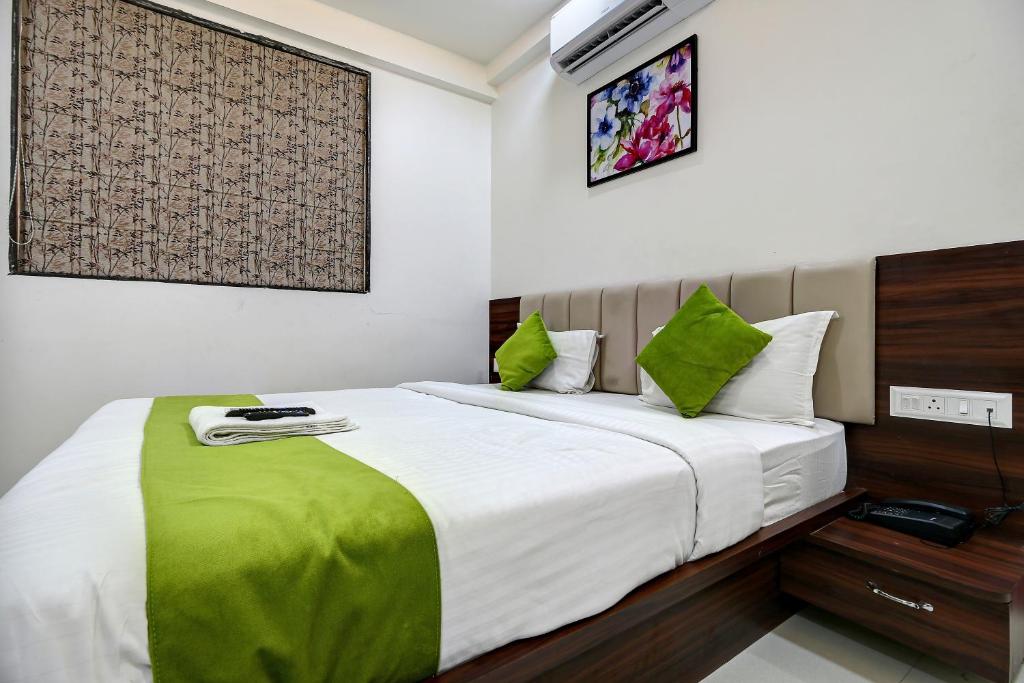 Postel nebo postele na pokoji v ubytování Hotel StayBird - Nest, Kharadi