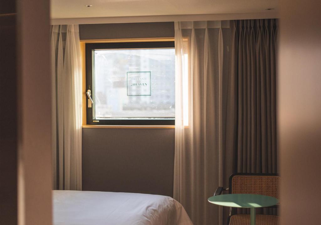 Nampo Ocean2Heaven Hotel& Spa房間的床