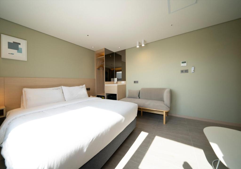 Nampo Ocean2Heaven Hotel& Spa房間的床