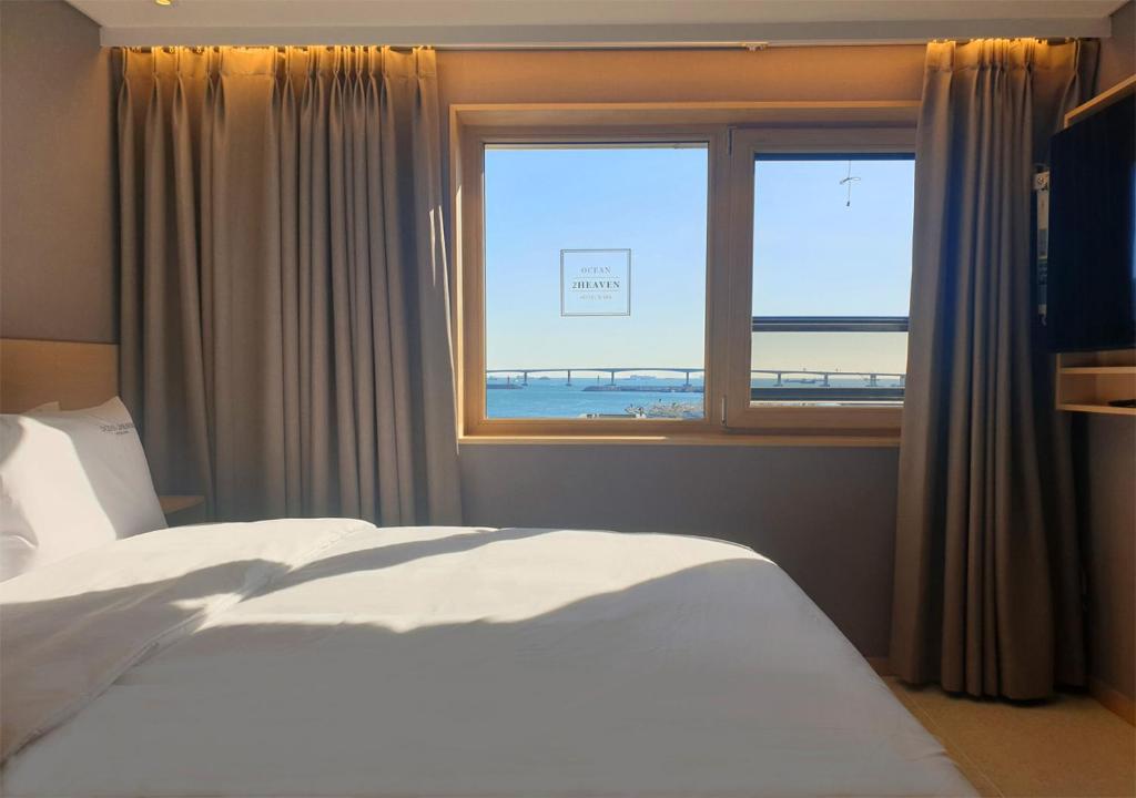 Nampo Ocean2Heaven Hotel& Spa房間的床