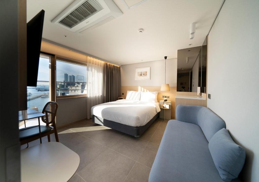 Nampo Ocean2Heaven Hotel& Spa房間的床