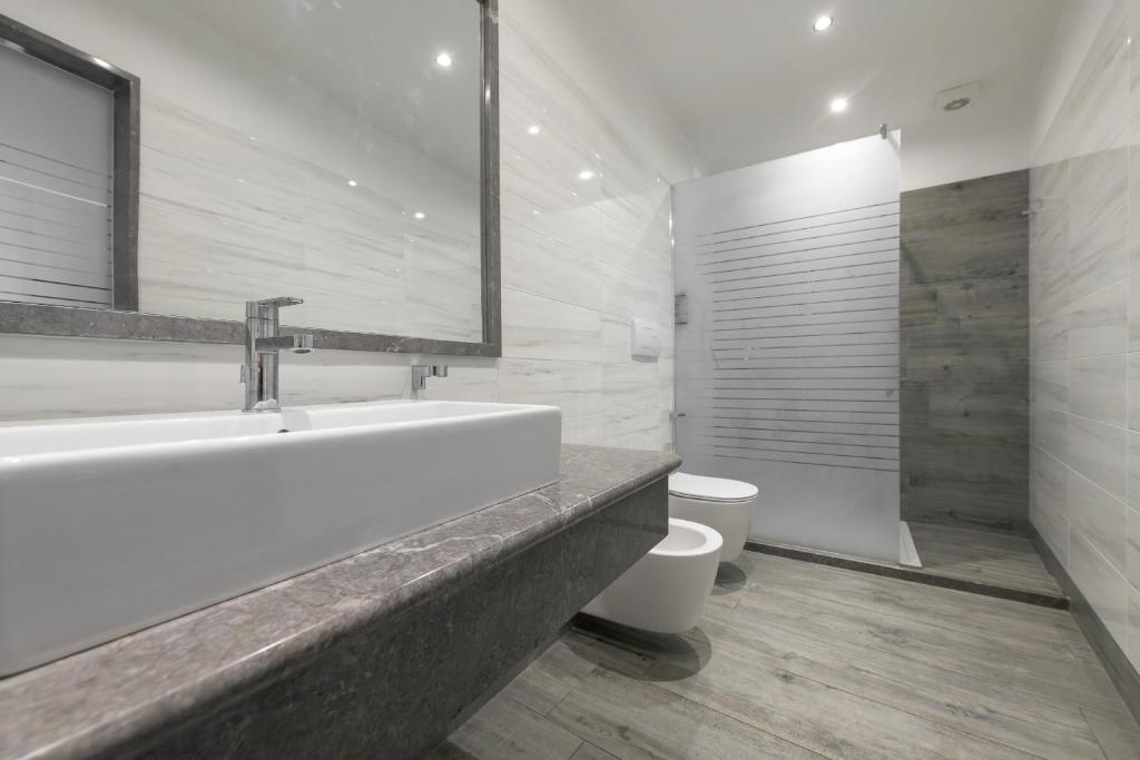 Koupelna v ubytování Garda Suite Hotel