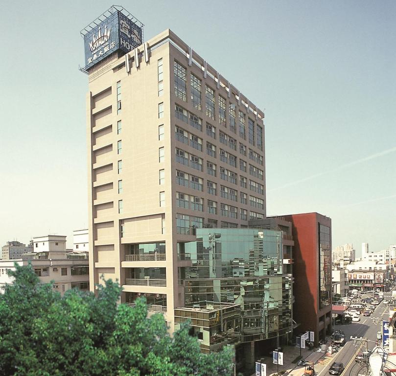 um edifício alto com um sinal em cima em Kavalan Hotel em Luodong