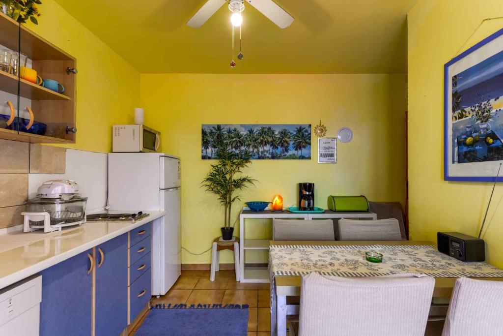 kuchnia ze stołem, lodówką, stołem i krzesłami w obiekcie Apartments in Vir/Insel Vir 34750 w mieście Vir