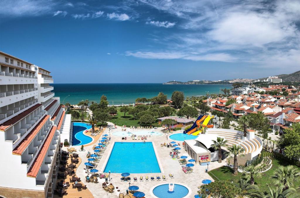 Una vista aérea de un complejo turístico con piscina. en Batıhan Beach Resort & Spa, en Kusadasi