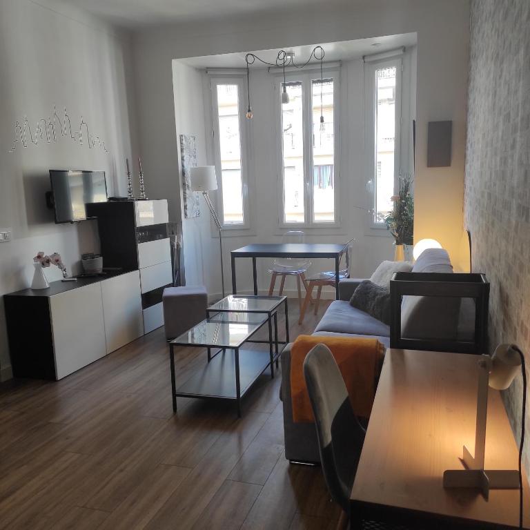 un salon avec un canapé et une table dans l'établissement Grand studio confortable au coeur de NICE, à Nice