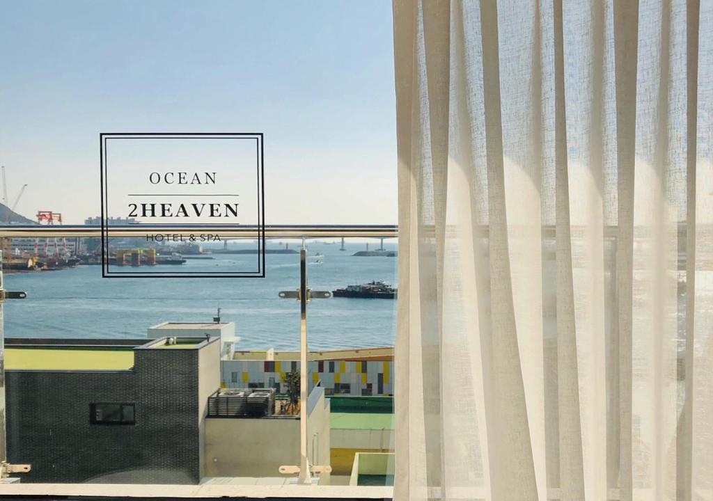 una ventana con una señal que lee terapia oceánica en Nampo Ocean2Heaven Hotel& Spa en Busan