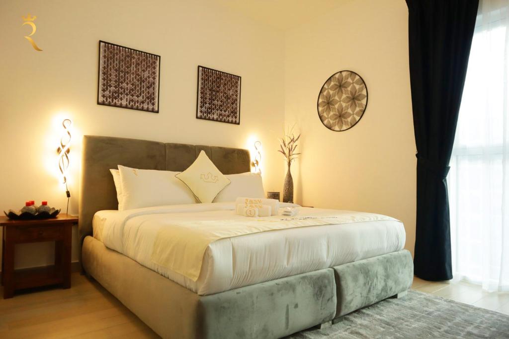 a bedroom with a large bed in a room at Twilight 1BR apartment Yas Island in Abu Dhabi