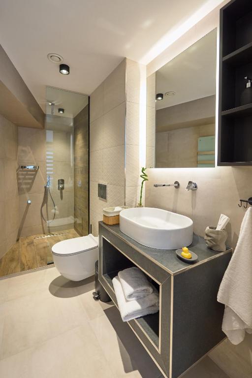 Koupelna v ubytování SIGMA Suites Hotel