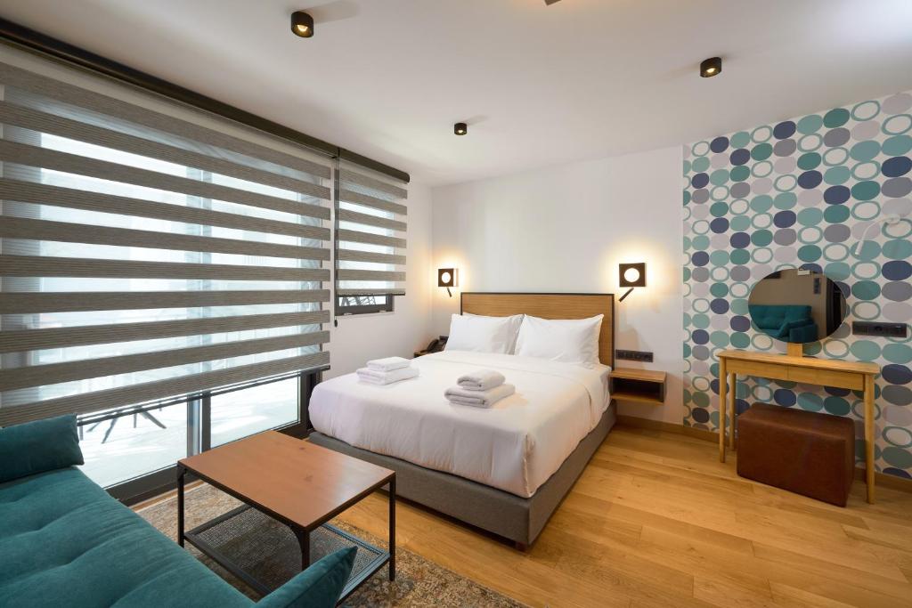 Postel nebo postele na pokoji v ubytování SIGMA Suites Hotel