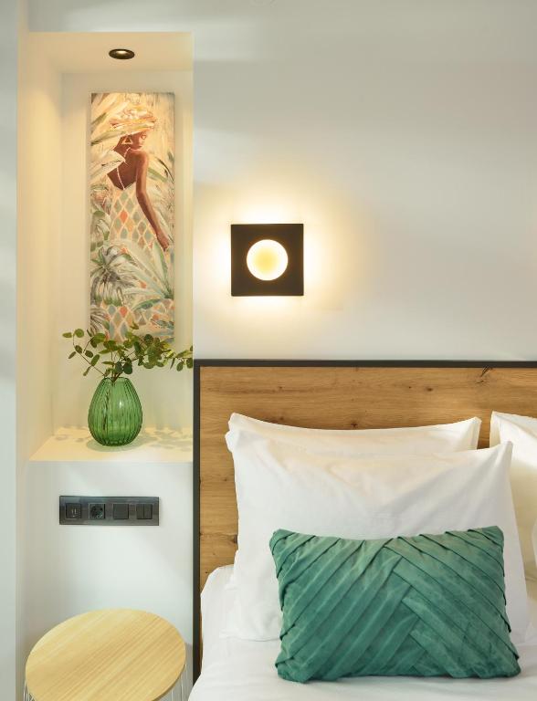 Postel nebo postele na pokoji v ubytování SIGMA Suites Hotel