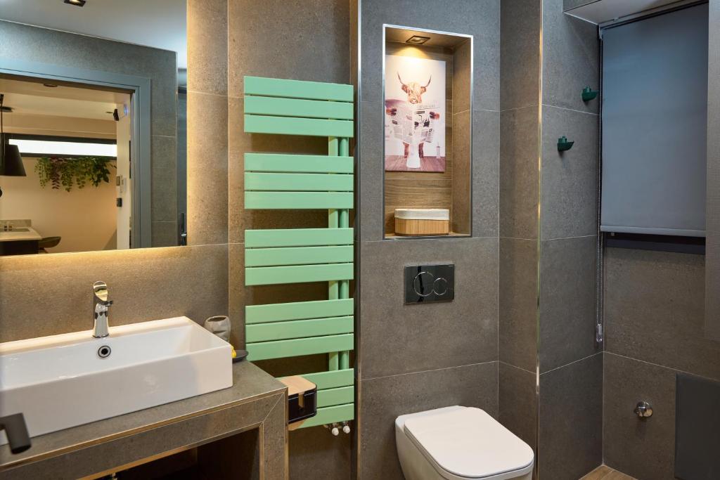 Koupelna v ubytování SIGMA Suites Hotel