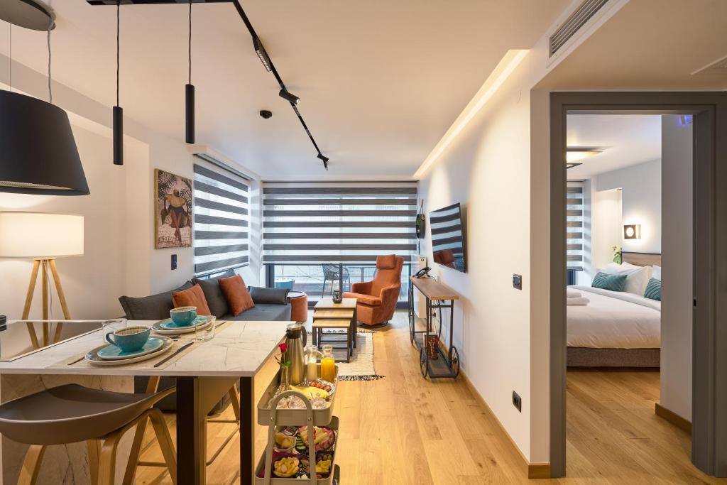 Postel nebo postele na pokoji v ubytování SIGMA Suites Hotel