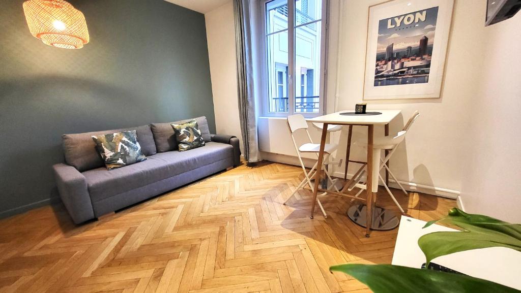 un salon avec un canapé et une table dans l'établissement Escale 2 - Part Dieu, à Lyon