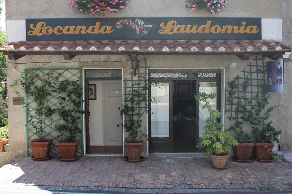 wejście do budynku z roślinami doniczkowymi z przodu w obiekcie Locanda Laudomia w mieście Manciano
