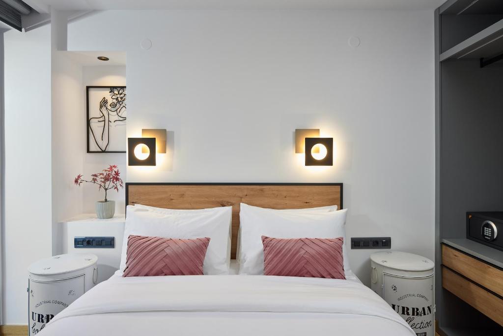 Postel nebo postele na pokoji v ubytování SIGMA Suites Hotel