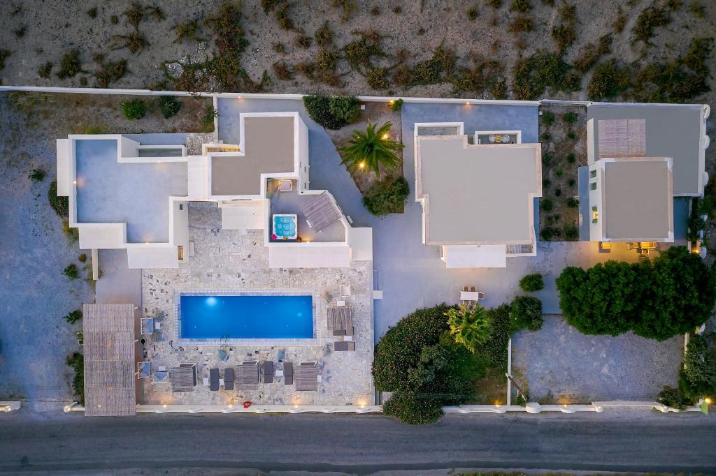 Bazén v ubytování Ambeli Apartments nebo v jeho okolí