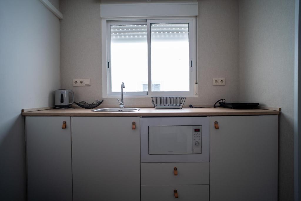 A kitchen or kitchenette at Apartamento moderno en el centro de Granada - Mititilla