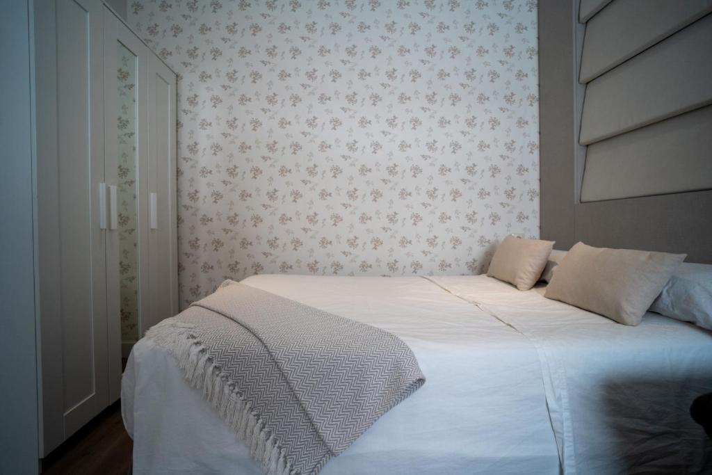 A bed or beds in a room at Apartamento moderno en el centro de Granada - Mititilla
