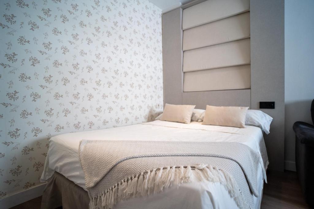 A bed or beds in a room at Apartamento moderno en el centro de Granada - Mititilla