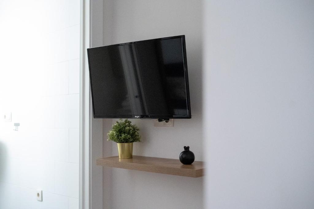 A television and/or entertainment centre at Apartamento moderno en el centro de Granada - Mititilla
