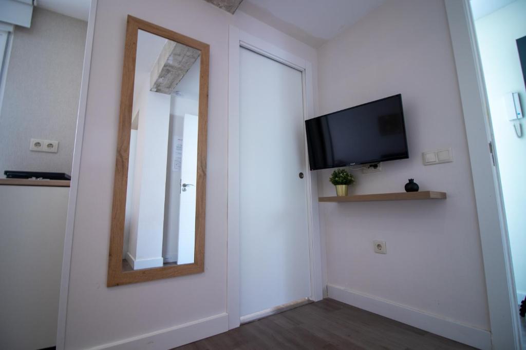 A television and/or entertainment centre at Apartamento moderno en el centro de Granada - Mititilla