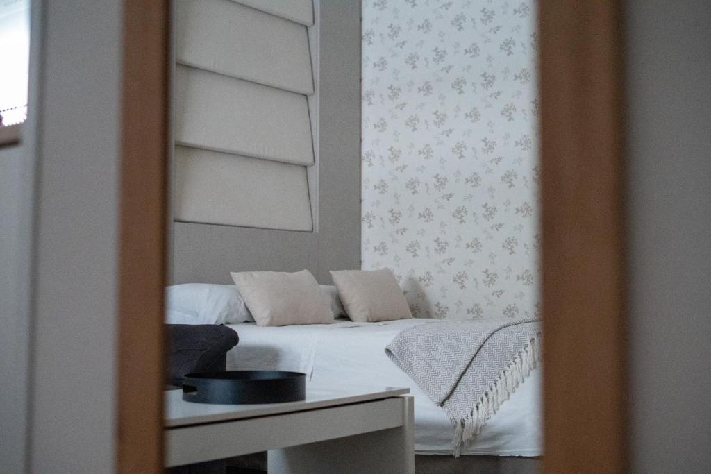 - un miroir réfléchissant du lit dans la chambre dans l'établissement Apartamento moderno en el centro de Granada - Mititilla, à Grenade