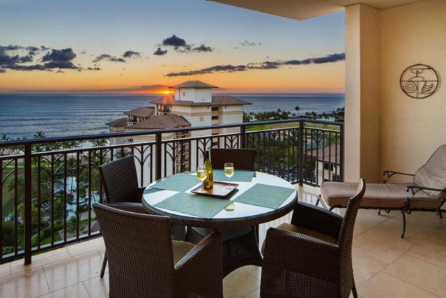 een balkon met een tafel en stoelen en de oceaan bij Ko Olina Beach Villas O1406 in Kapolei