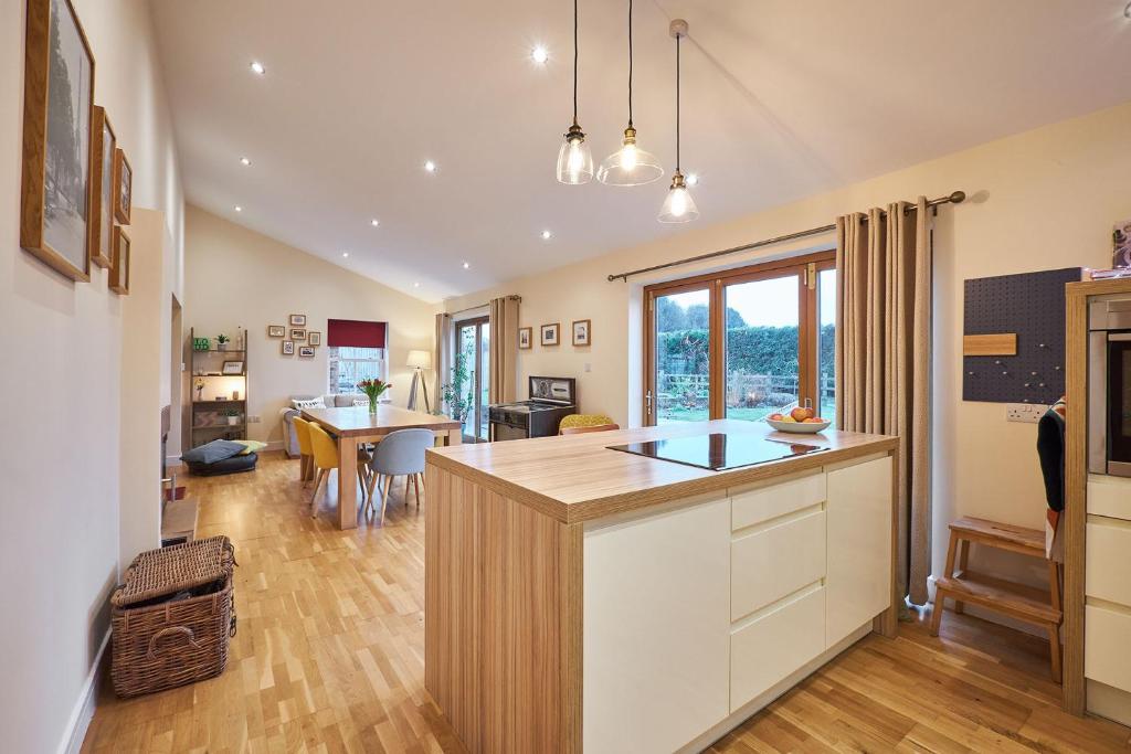 Host & Stay - The Willows في Teversall: مطبخ وغرفة معيشة مع طاولة وغرفة طعام