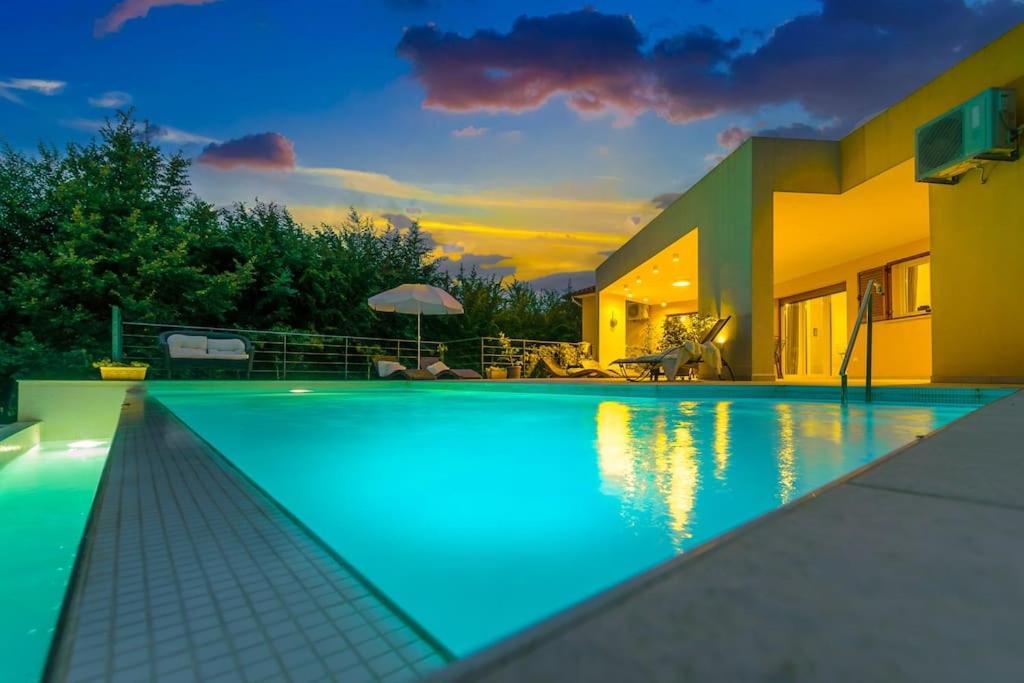 una piscina frente a una casa en Villa Limone by Istrialux, en Šivati