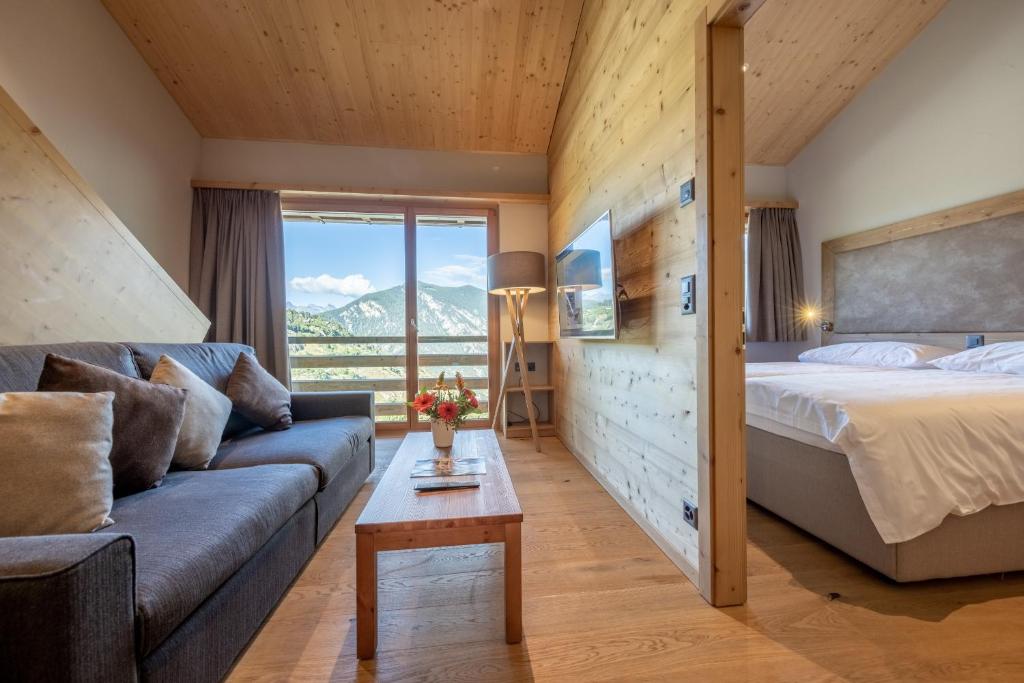 Postel nebo postele na pokoji v ubytování SWISSPEAK Resorts Vercorin