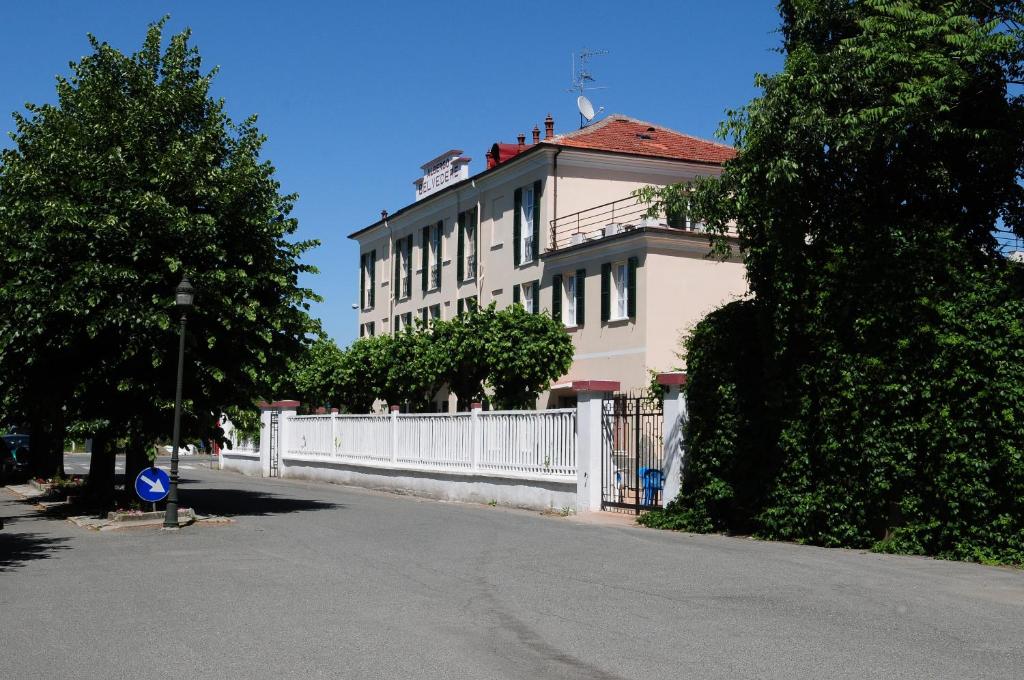una cerca blanca frente a un edificio blanco en Albergo Belvedere, en Acqui Terme