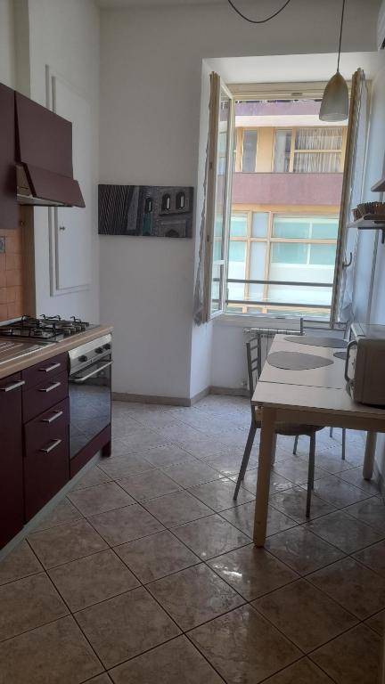 uma cozinha com uma mesa e um estoque de estandartes em ALLOGGIO CENTRALISSIMO SANREMO em Sanremo